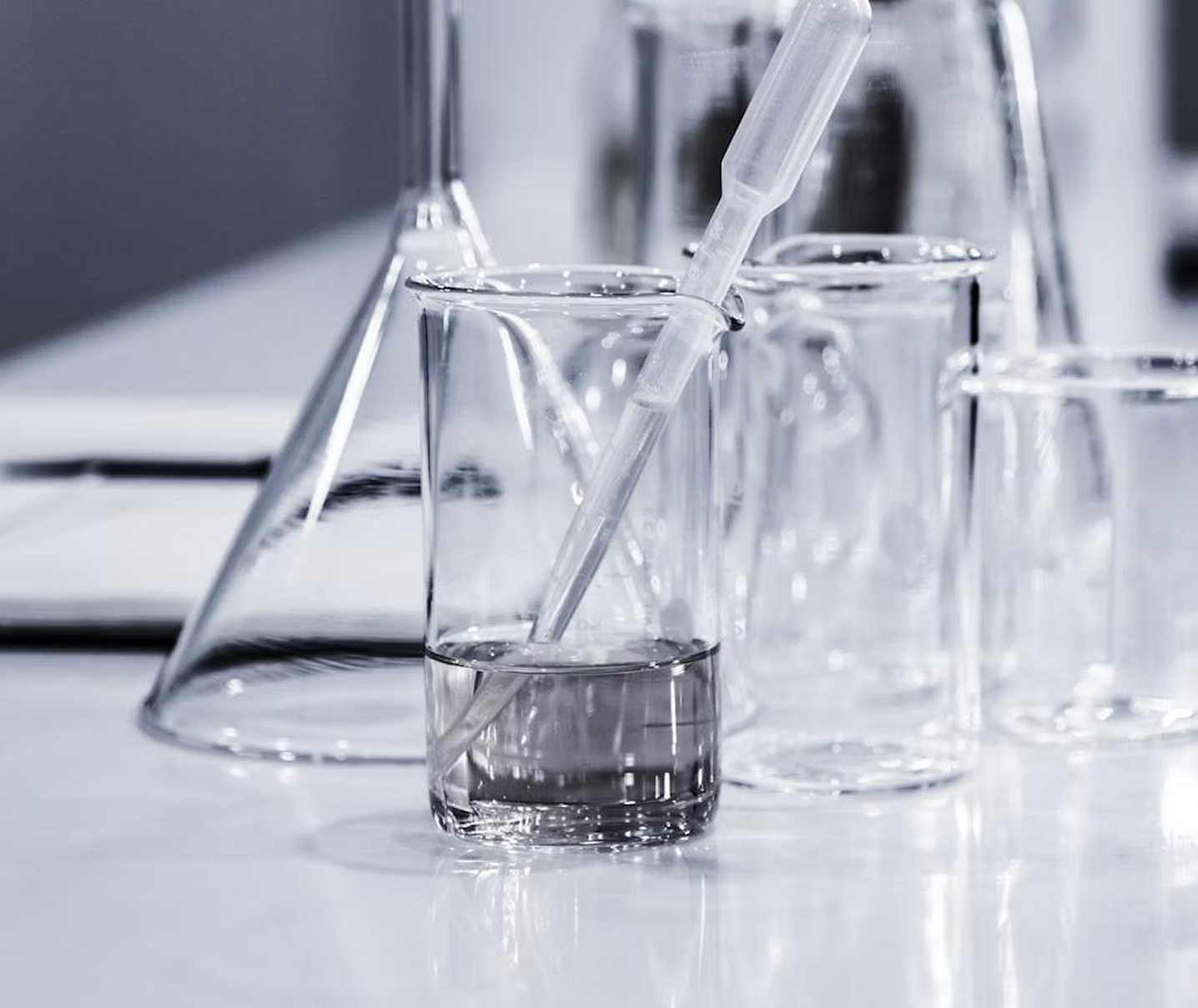 Material de vidrio y pipetas utilizados en un laboratorio